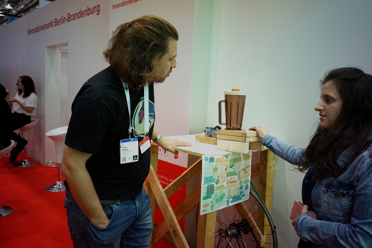 Julien presenting the smoothieclette